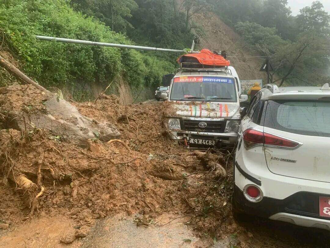 भीषण बर्षा र बाढीपहिरोले काठमाडौ आउने सबै राजमार्ग बन्द , २३ राजमार्गका ६३ ठाउँमा अवरुद्ध